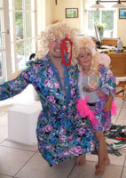Deze twee blonde meiden kwamen aan mamma vragen of pappa en kim kwamen spelen